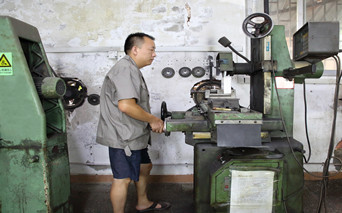 精密機(jī)械零件加工廠(chǎng)生產(chǎn)出高質(zhì)量的產(chǎn)品與技術(shù)人員密切相關(guān)
